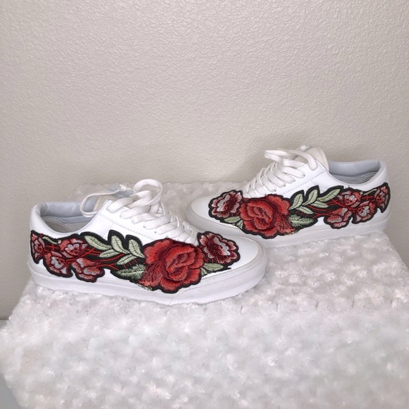 Vans Shoes - HOST PICK 🙋🏼‍♀️!!Vans White Sneakers with Rose Patch Design Size 9.5 Women’s!!